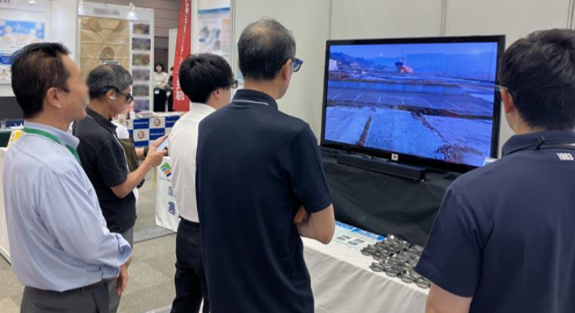 ぼかし入り2_震災３D展示大阪７月_画像1.png